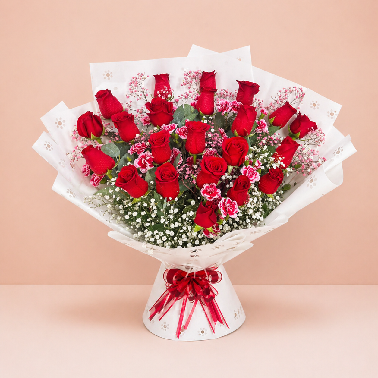 Arreglo de 24 rosas + follaje y flores secundarias